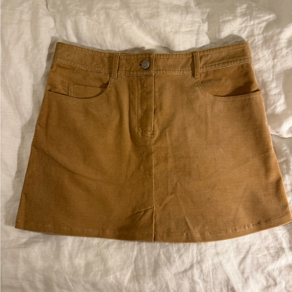 Lilly Pulitzer Tan Mini Skirt

Carolyn Bessette style